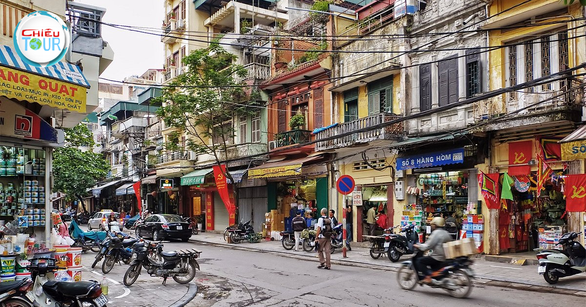 Sharing experiences exploring Hanoi's Old Quarter