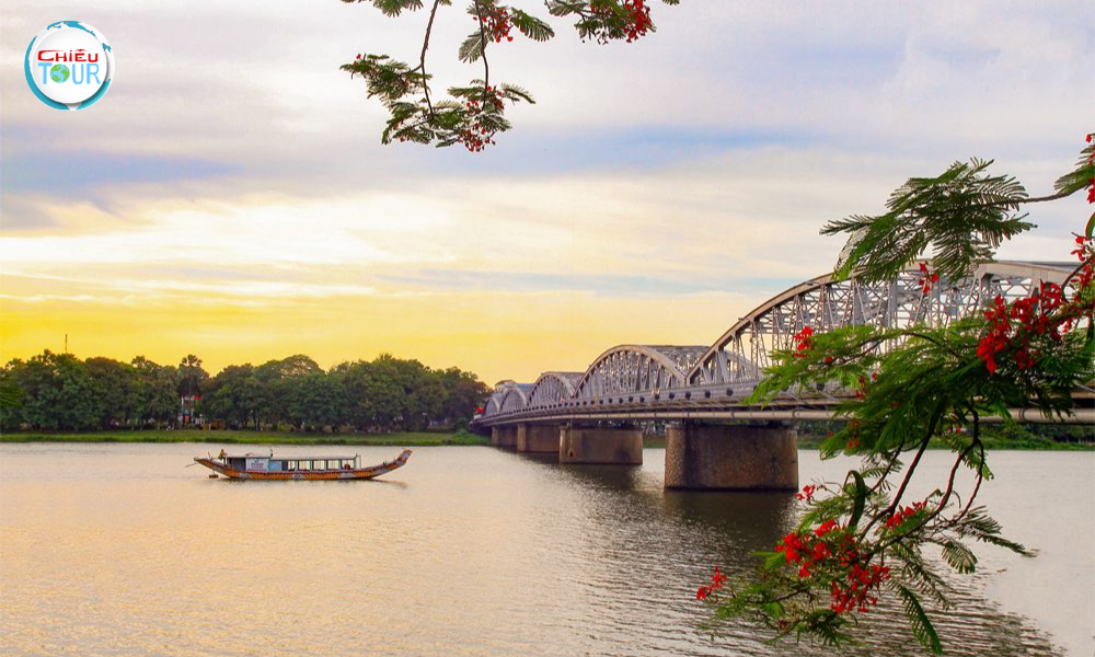 The Majestic Trang Tien Bridge